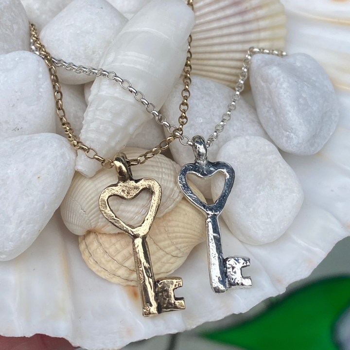 MOLTON ASHES KEY CHARM NECKLACE