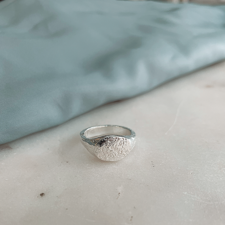 MOLTON ASHES SIGNET RING